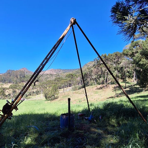 Equipamento montado em tripé para trabalho de campo em área rural